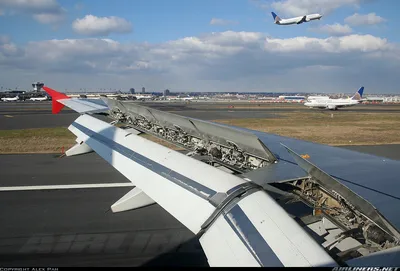 Airbus А320 авиакомпании \"Ямал\" совершил вынужденную посадку в  Санкт-Петербурге из-за отказа пилотажно-навигационного комплекса - AEX.RU