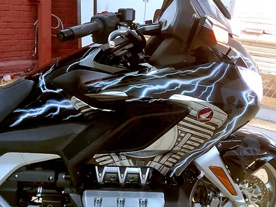 Фото мотоциклов с невероятными аэрографическими рисунками