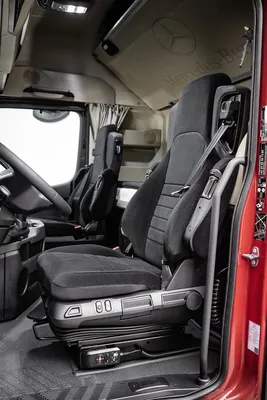Mercedes unveils the new Actros L series, its “largest and most equipped”  models | trans.info