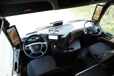 File:Mercedes-benz actros 5 cabin digital mirror double steering wheel.jpg  - Wikipedia