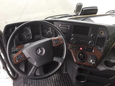 File:Mercedes-Benz Actros Inside 01.jpg - Wikimedia Commons