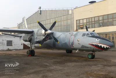 Самолёт-акула, который снимался в \"Неудержимых\", прилетел в аэропорт «Киев»