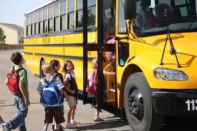 В США превращают школьные автобусы в отели на колесах