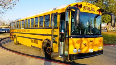 Старенький школьный автобус — Лента на Ватник в Америке