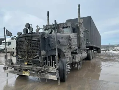 Американский грузовик с гимном на шоссе Редакционное Фотография -  изображение насчитывающей сила, дело: 235350112
