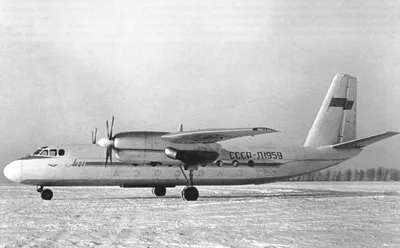 Файл:Запуск двигателей в условиях высоких температур самолета Ан-24 в  аэропорту Усть-Кут.jpg — Википедия