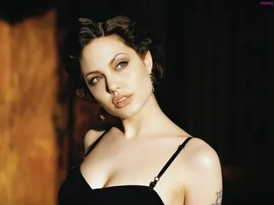 Скачать обои с Анджелиной Джоли бесплатно в HD качестве