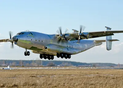 Турбовинтовой самолет Ан-22 \"Антей\", самый большой в мире, приземлился в  Алматы
