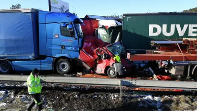 В аварии грузовиков и автобуса на немецкой трассе пострадали 56 человек |  trans.info