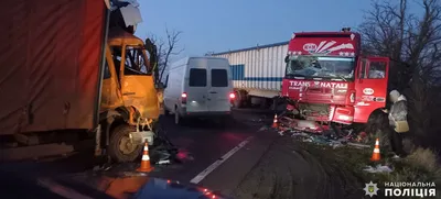Автобус с людьми врезался в грузовик в Краснодаре
