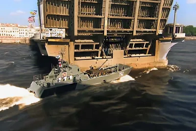 Столкновение танкеров на реке Лена - в России пьяный капитан врезался в  корабль - видео - 24 Канал