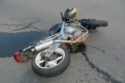 Когда скорость оборачивается бедой: потрясающие фотосюжеты после аварий на мотоциклах