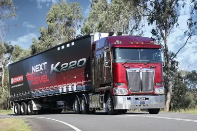 Австралийский водитель грузовика захолустья Редакционное Стоковое  Изображение - изображение насчитывающей покрышки, снаряжение: 98912324