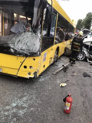 BMW врезалась в автобус в пассажирами на челябинской трассе | Курс Дела |  Дзен
