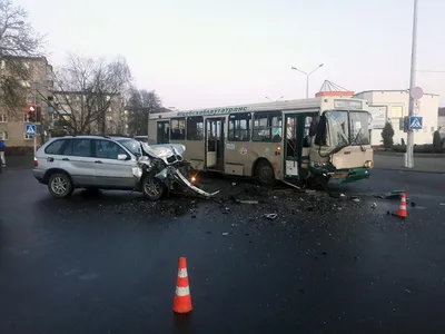 В Петергофе автомобиль BMW врезался в стоящий автобус | Телеканал  Санкт-Петербург