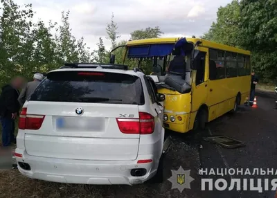 Фотофакты. В центре Барнаула пассажирский автобус врезался в BMW