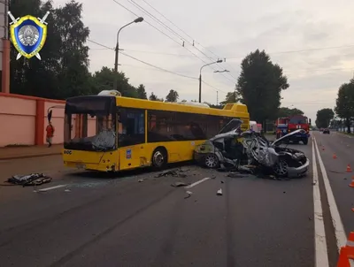 В Николаеве BMW после столкновения с «зеленым» автобусом слетел с дороги и  врезался в
