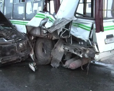 На мосту в Коблево столкнулись «БМВ» и автобус : образовалась пробка