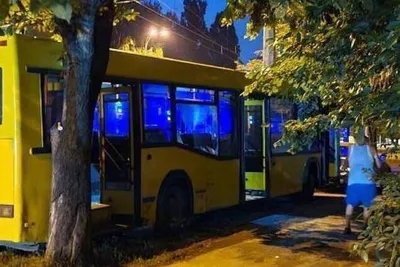 Молодой водитель BMW погиб, влетев в припаркованный автобус в ночь на  субботу - KP.RU