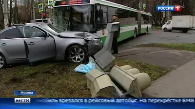 В Киеве: BMW вытолкнул маршрутку на тротуар и в столб. Понадобилось 8  \"скорых\" (фото, видео) | НашКиїв.UA
