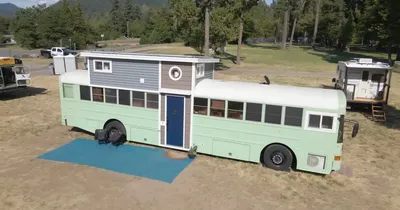 Старый автобус превратили в идеальный дом на колесах для большой семьи  (видео)