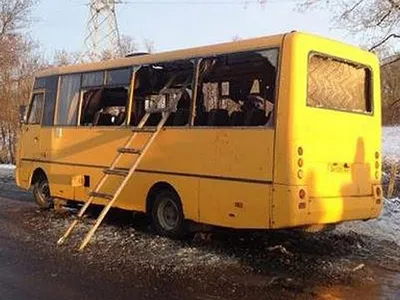 Пассажирский автобус посекло осколками во время обстрела центра Донецка |  Инсайд Донбасс | Дзен