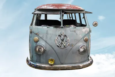 Яркий автобус Volkswagen, на берегу …» — создано в Шедевруме