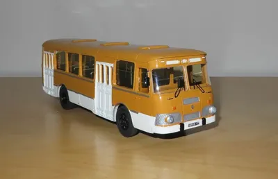 Наши Автобусы. MODIMIO. : Масштабная модель 1:43 Советский автобус ЛиАЗ-677  с журналом №28 (Наши Автобусы. Modimio)