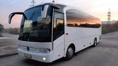 Автобус mercedes-benz – это автобус с автоматическим управлением, который  питается от аккумулятора емкостью 4,5 л. | Премиум Фото