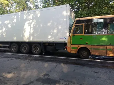 Автобус с туристами врезался в фуру на челябинской трассе