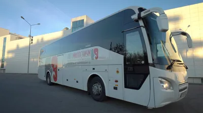 Реалистичный белый автобус Scania …» — создано в Шедевруме