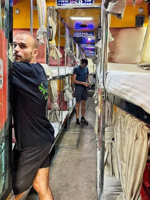 СЛИПЕРБАС: Спальный автобус с кроватями для дальних поездок по Индии, в  котором НЕ ДО СНА | WОЛКИ – самый искренний travel-тандем | Дзен