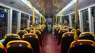 Автобус, забитый людьми изнутри, …» — создано в Шедевруме