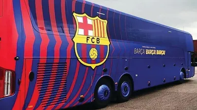 Каждый футбольный клуб старается сделать свой автобус как можно более  узнаваемым и выразительным среди общего транспортного.. | ВКонтакте