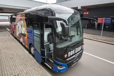 официальный автобус, полировавший футбольный клуб Редакционное Фото -  изображение насчитывающей польша, дорога: 268651381