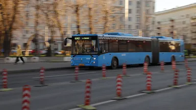 Автобус, наехавший на остановку в Москве, поставлен на дорогу