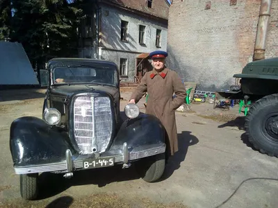 Часть ретро старого автомобиля Волги GAZ - M1, известных старших  сотрудников автомобиля ` Emka ` во время WW2 - СССР 1930 Редакционное Фото  - изображение насчитывающей решетка, запачканный: 74960296