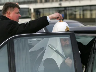 Патриарх Кирилл может пересесть на лимузин Aurus :: Autonews