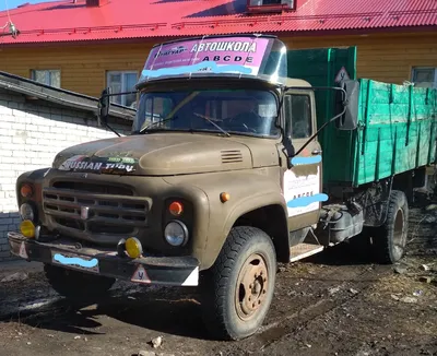 Купить масштабную модель грузовика АС-157 (ЗИЛ-130) Москва Аэропорт  \"Шереметьево\" 1977г., масштаб 1:43 (DiP Models)