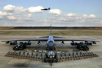 Американский бомбардировщик B-52H совершил маневры над Балтийским морем -  Российская газета