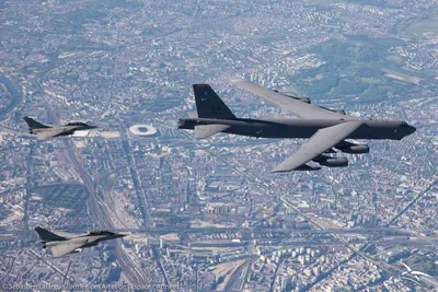 Вид \"воздух-воздух\" сверху слева на самолет B-52 Stratofortress,  используемый во время совместных учений BRIGHT STAR '83 - Национальные  архивы США и DVIDS Поиск в мировом общественном достоянии