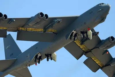 Во время учений НАТО над Литвой пролетел стратегический бомбардировщик США  B-52 - Delfi RU