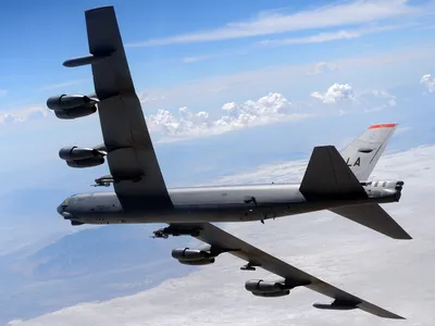 В США ядерный бомбардировщик B-52 потерял двигатель на учениях
