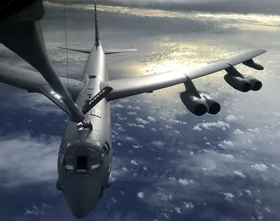 Самолет B-52 Stratofortress военно-воздушных сил США, вооруженный  750-фунтовыми бомбами общего назначения M127, приближается к дозаправке  самолета KC-10 Extender ВВС США во время проведения операций по дозаправке  во время операции \"ОКОНЧАНИЕ СВОБОДЫ\" -