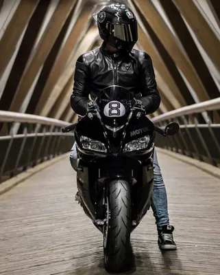 Фото байкеров на спортивных мотоциклах в формате JPG, PNG, WebP