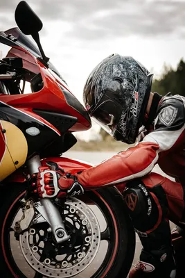 Фоны с изображением байкеров на спортивных мотоциклах: выберите формат