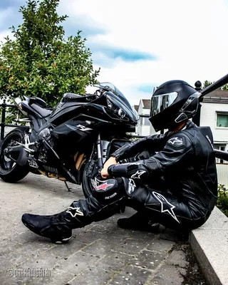 Фон с изображением байкеров на спортивных мотоциклах: бесплатно скачать