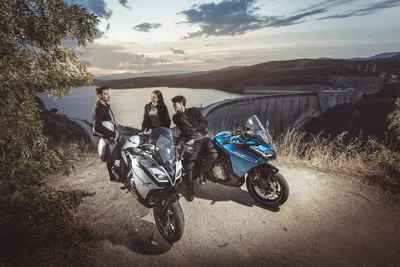 Захватывающие моменты: снимки байкеров на скоростных мотоциклах