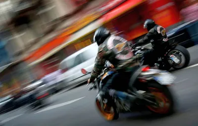 Изображения с байкерами на спортивных мотоциклах в формате jpg