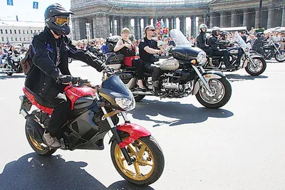 HD фон с байкерами на мотоциклах